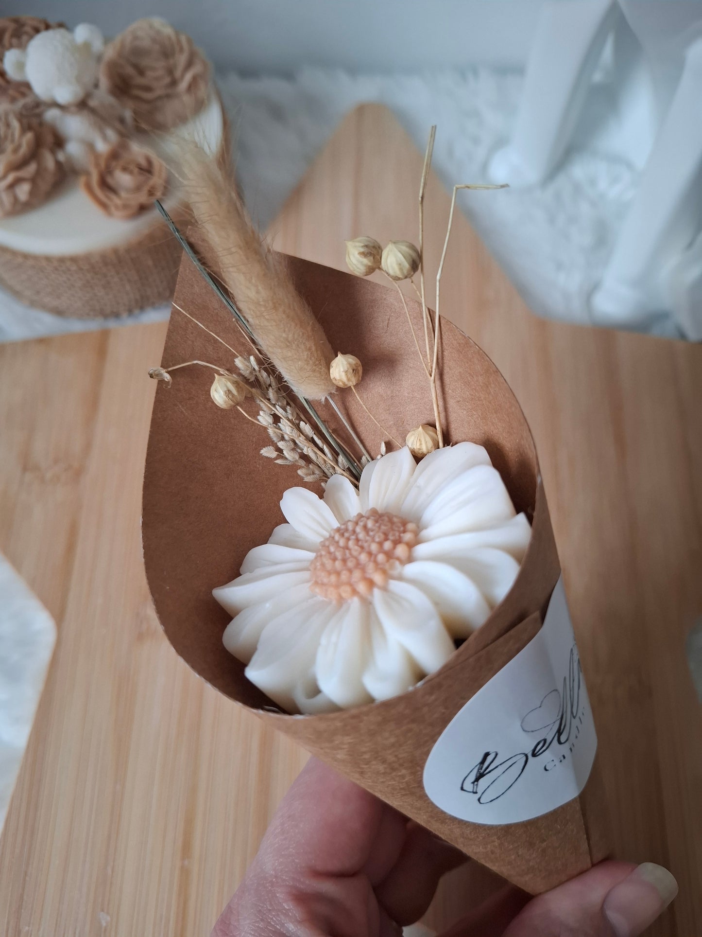 🌿 Bouquet Fleuri Cône – Élégance Naturelle & Fondant Parfumé 🌿